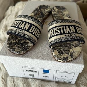 Dway Slide size 7 excellent condition 

Blue Toile de Jouy Embroidered Cotton